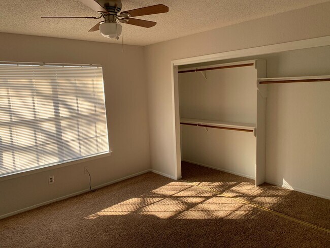 Building Photo - AVAILABLE NOW!!! Nice 3 bed, 2 bath half d...