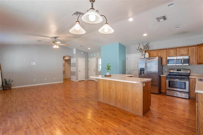 Foto del edificio - 4 BEDROOM SOLAR HOME - MOVE IN SPECIAL $$$