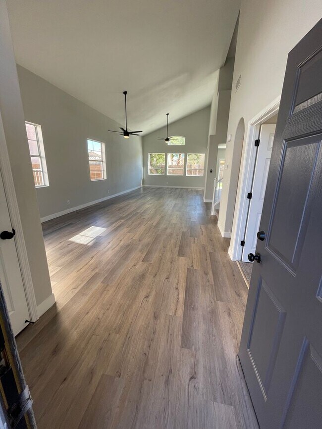 Building Photo - Beautiful 4 bedroom home located in the Sh...