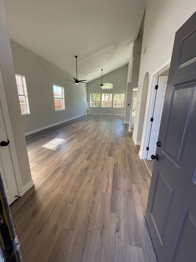 Building Photo - Beautiful 4 bedroom home located in the Shores