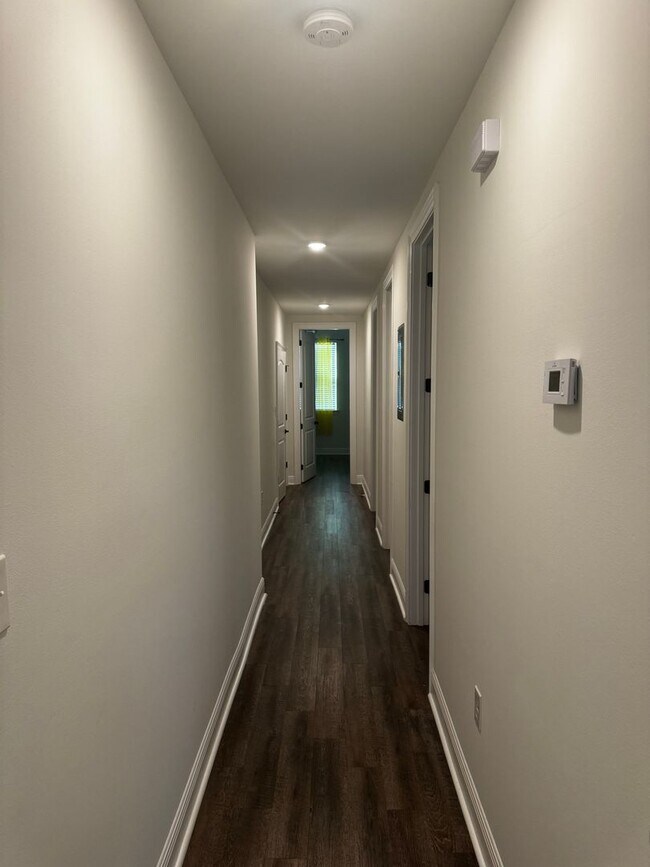 Foto del edificio - Step into this stunningly crafted duplex in Harrison Ave!