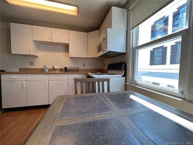 Building Photo - 194 Cherry St