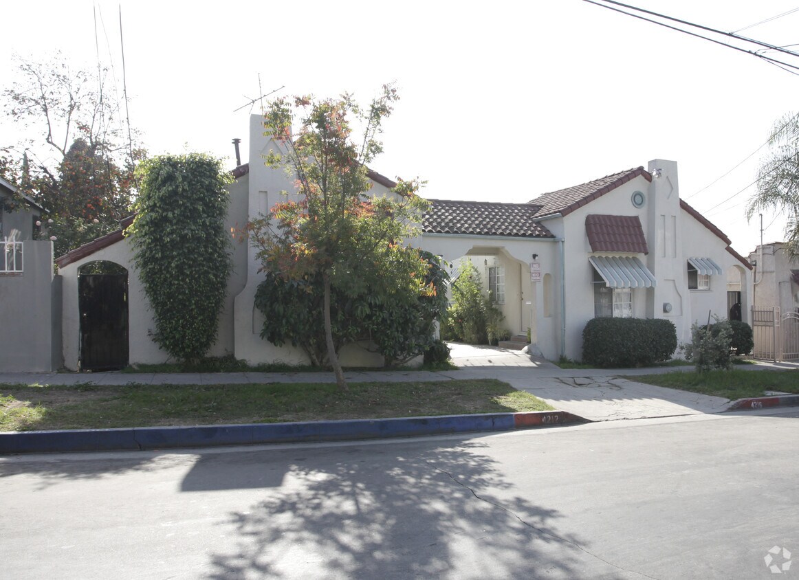 Foto principal - 4212-4216 1/2 Lockwood Ave