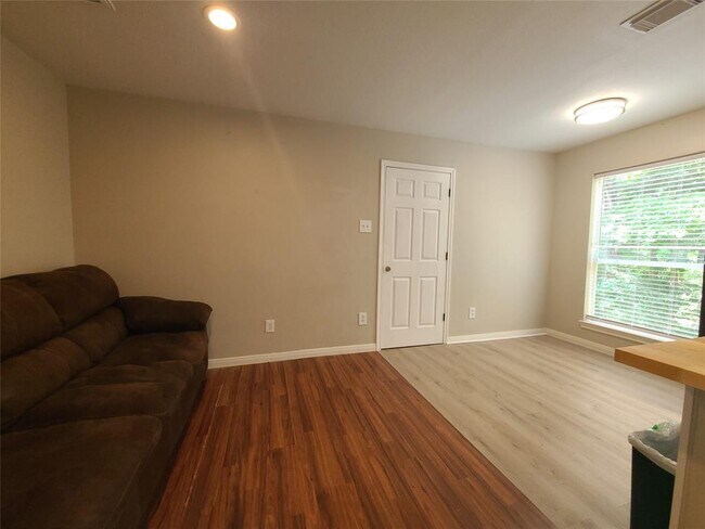 Building Photo - 1 Lake Forest Ct