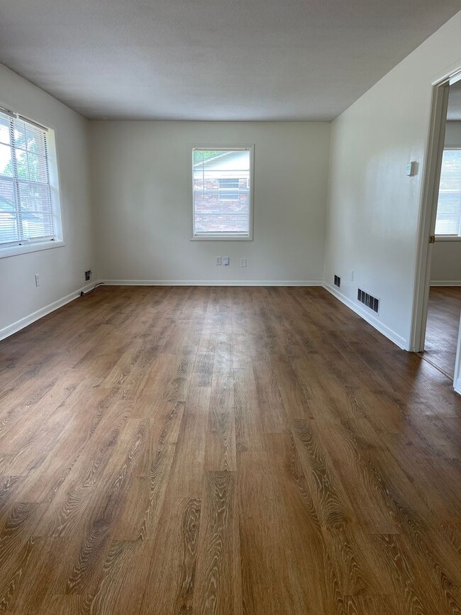 Building Photo - 1 Bedroom, 1 Bath Duplex Apartment on the Eastside! Available now!