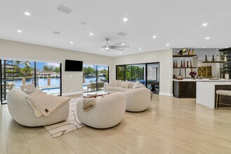 Building Photo - 319 S Riverside Dr