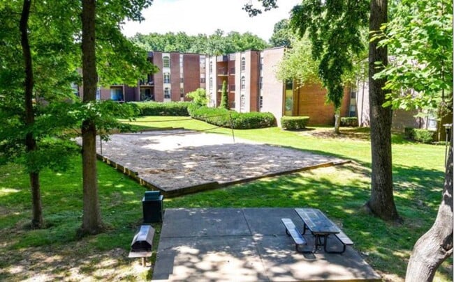 Building Photo - Well-Appointed 2 Bed 1 Bath Condo In Vibra...