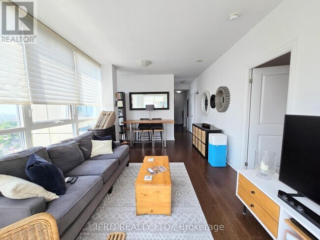 Photo du bâtiment - 530-1530 St Clair Ave W