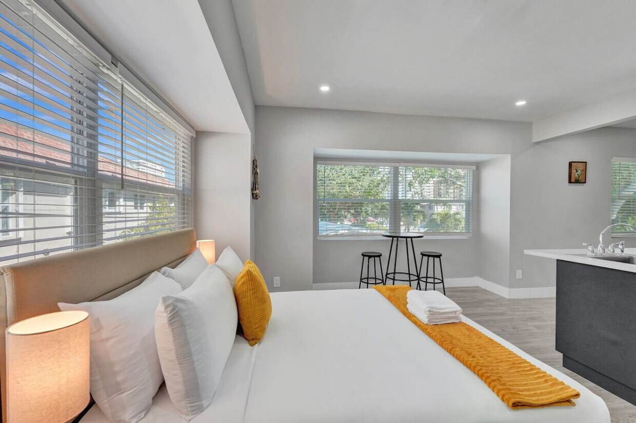 Foto principal - 906 N Riverside Dr