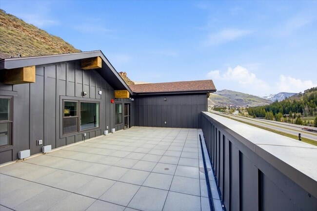 Building Photo - 1281 N Frontage Rd W