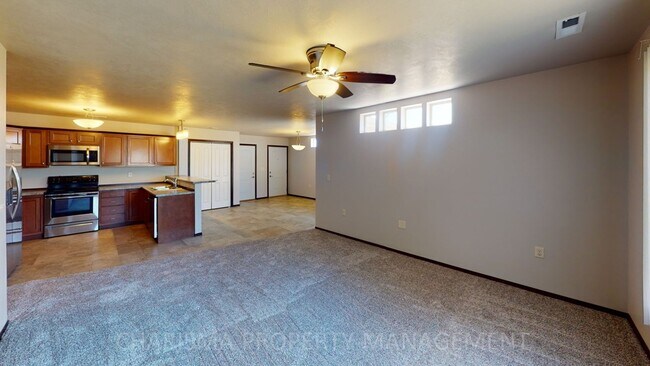 Foto del edificio - LOWER LEVEL 3 BEDROOM, 2 BATH TOWN HOME, INDIVIDUAL ENTRANCE, DOUBLE ATTACHED GARAGE, PET FRIENDLY
