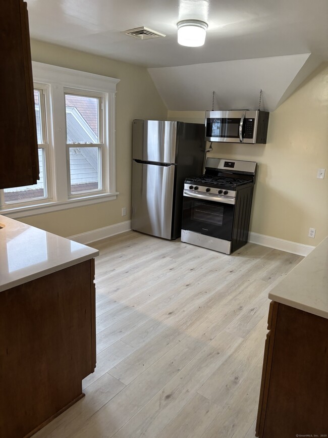 Building Photo - 585 Beechwood Ave