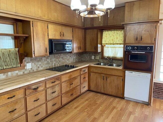 Building Photo - Pre-Leasing for Summer/Fall 2024 - Great L...
