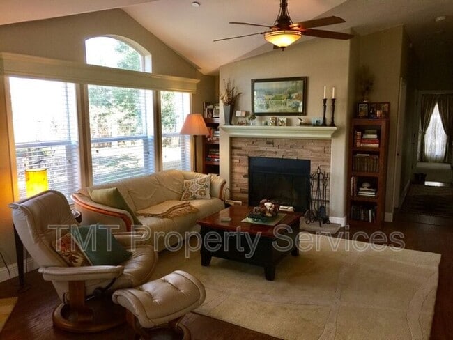 Foto del edificio - 1875 Templeton Rd