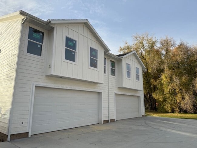 Building Photo - Half off first months rent - Beautiful townhome with 2 car garage, Central Air and Master Suite