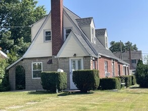 Building Photo - 40 6th Ave