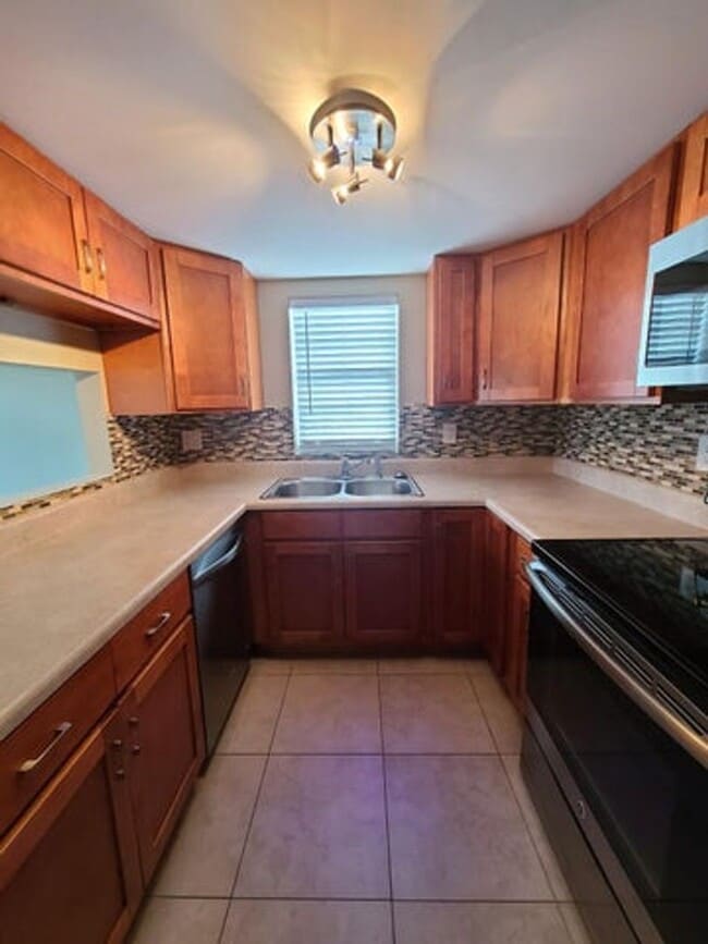 Building Photo - 3201 Bayview Dr