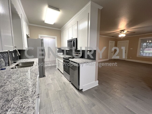 Foto del edificio - Magnificently Updated 3/2 Nestled on Corne...