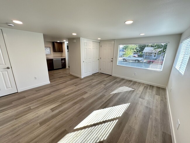 Building Photo - Charming Newly Renovated Richland Home – A...