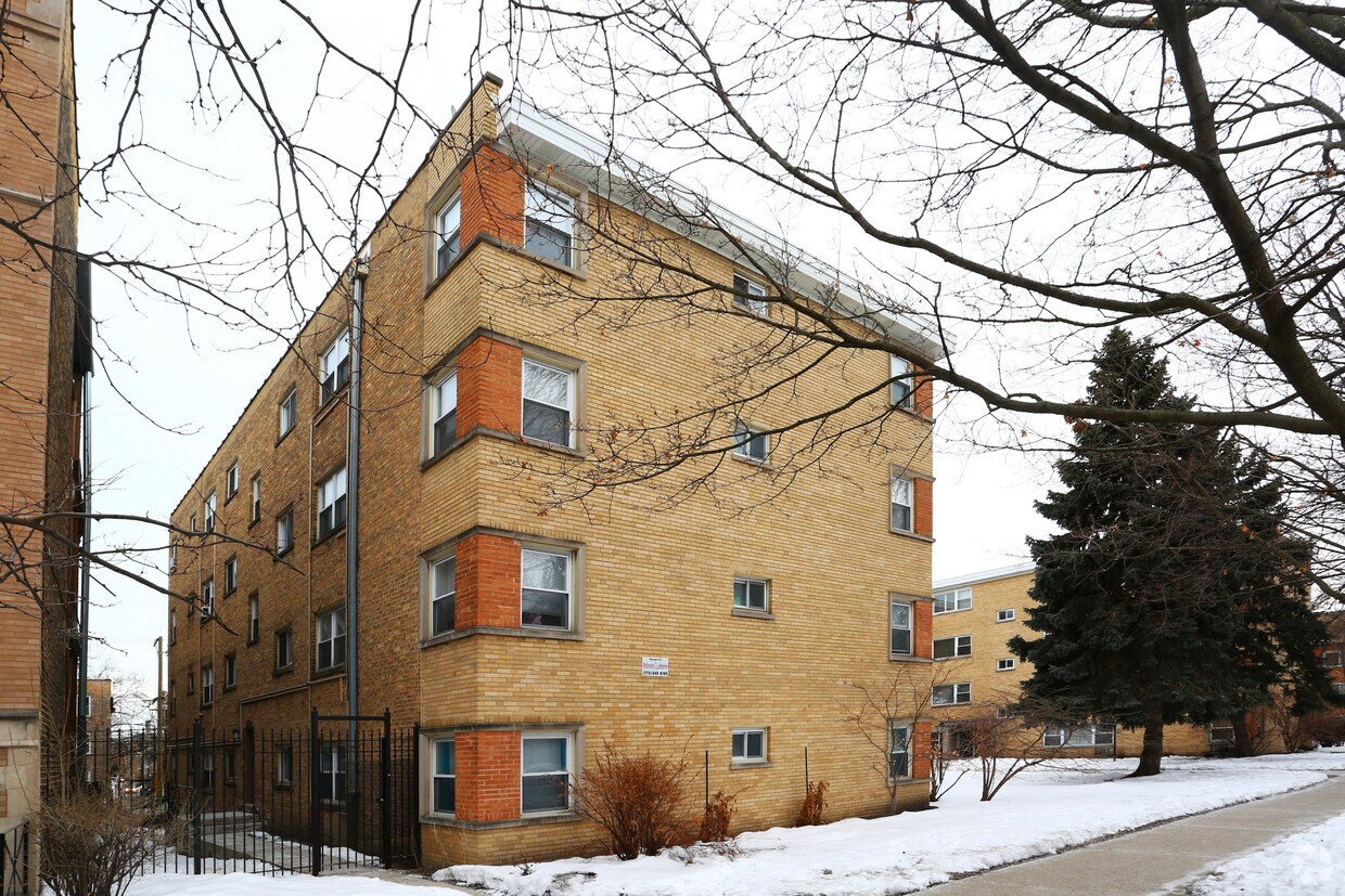 Foto del edificio - 7423-37 N Ridge Rd