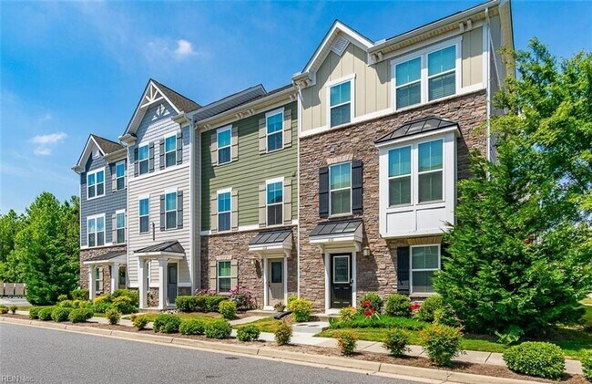 Foto del edificio - Gorgeous Tri-Level Condo