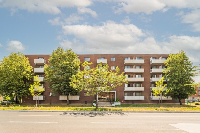 Building Photo - 1300 Boul De La Cote-Vertu