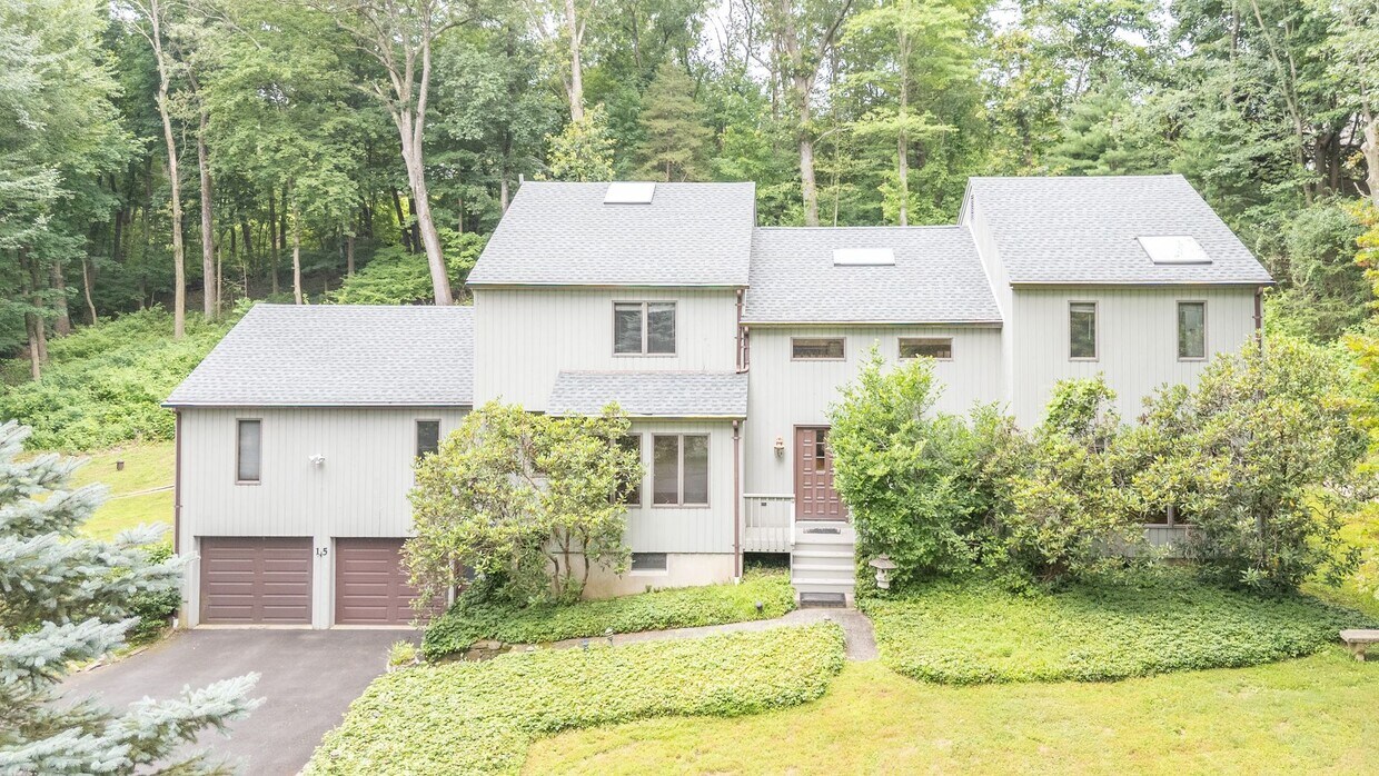 Primary Photo - Beautiful Contemporary 3 Bedroom Home