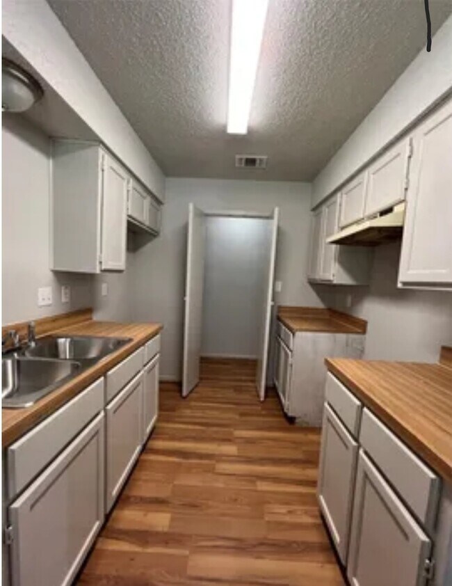 Foto del edificio - 800 Woodland Ct