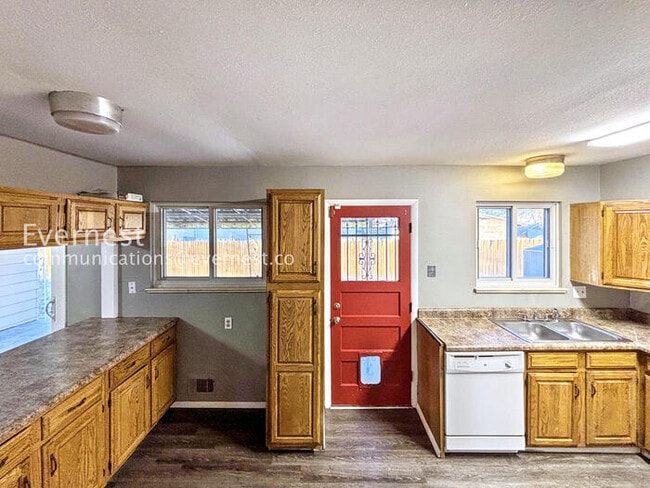 Building Photo - PROMO: Get $500 Off the First Month's Rent!3 Bed, 2 Bath Home with Garage / Available Now!