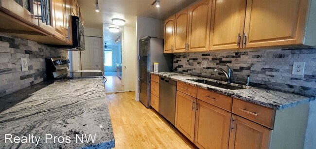 Building Photo - 2 br, 2 bath House - 9904 NE 124th St #1001