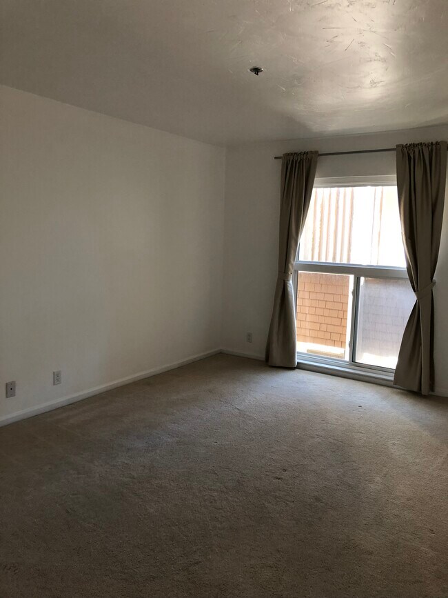 Foto del edificio - 1001 Shoreline Dr