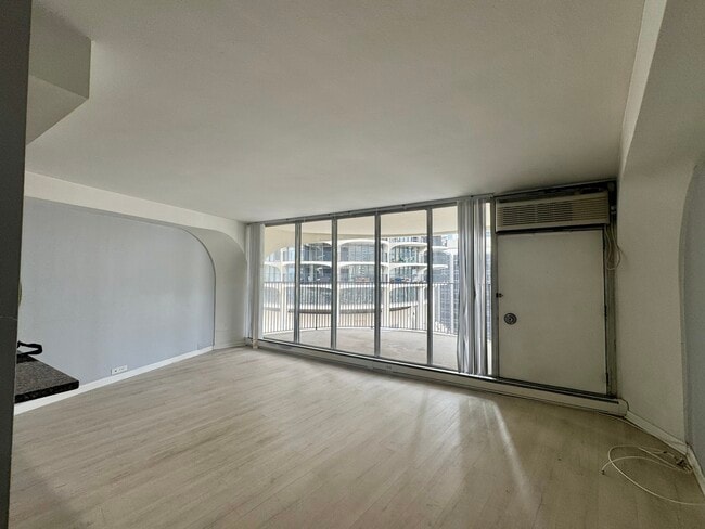 Foto del edificio - 300 N State St