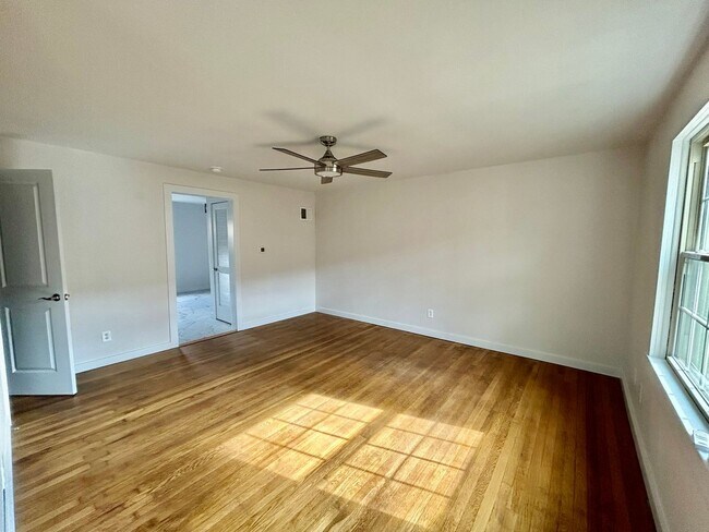 Building Photo - 2 Bedroom In Meadowthorpe !