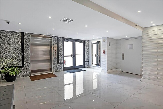 Foto del edificio - 16919 N Bay Rd