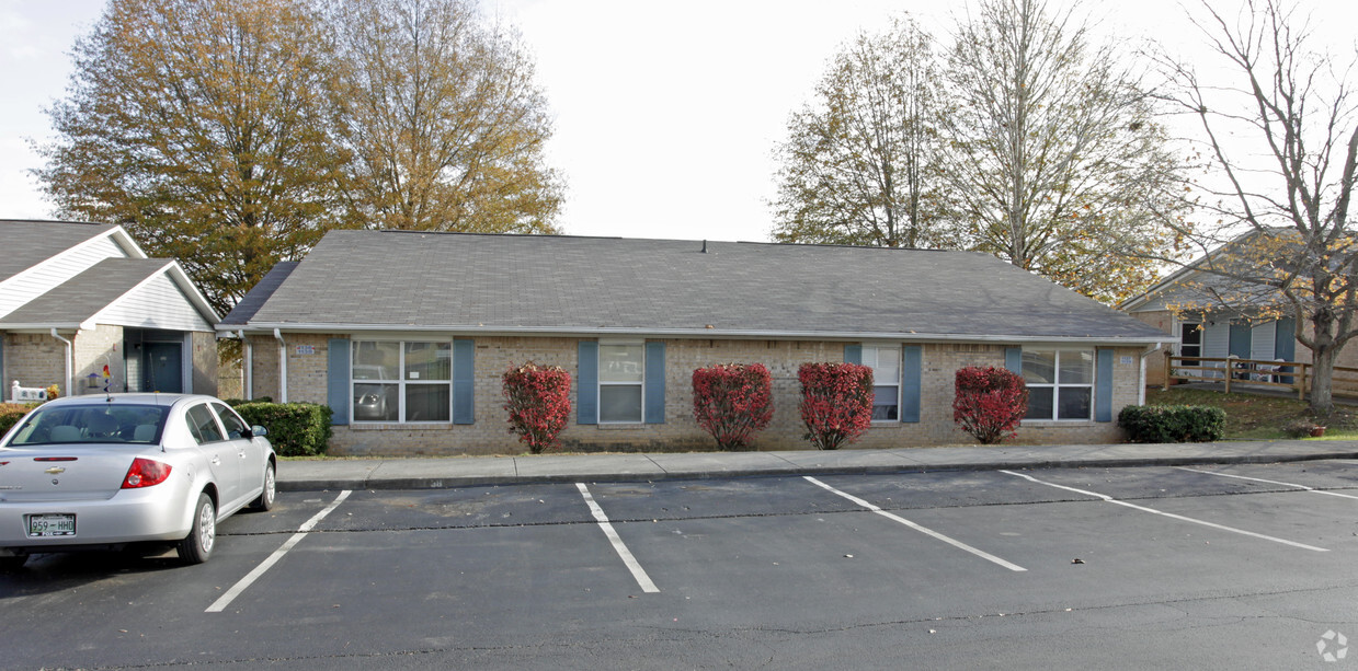 Building Photo - Village at Carriage Hills