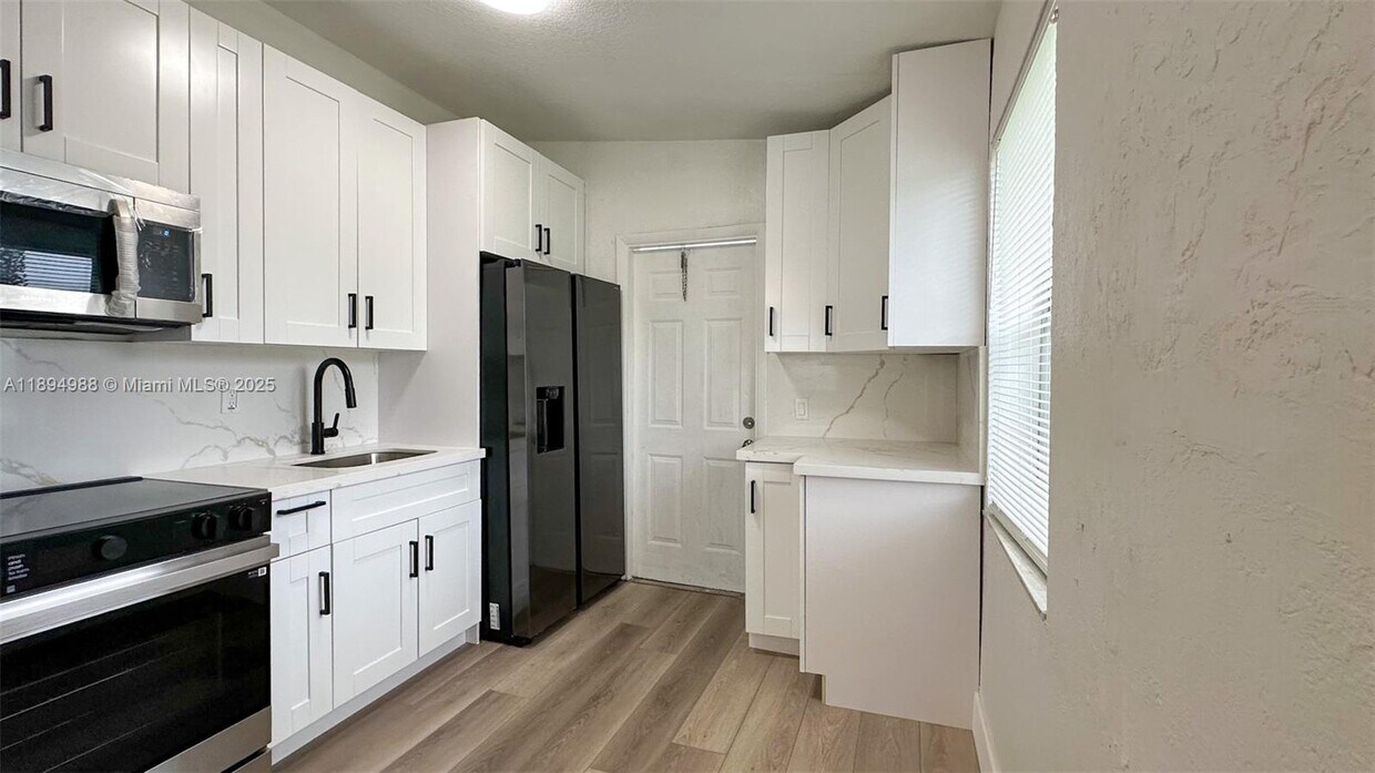Foto principal - 550 NW 15th Ct