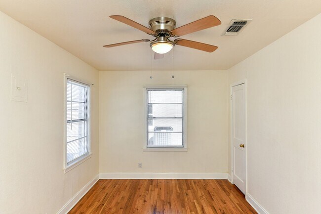 Building Photo - Two Bedroom One Bath near TCU
