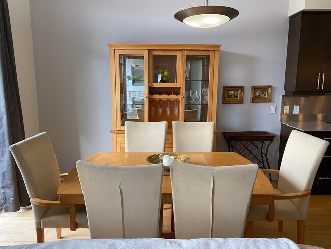 vaisselier, table de bar - 1495 Graham St