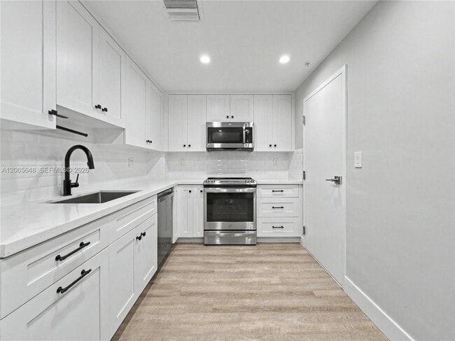 Building Photo - 90 Edgewater Dr