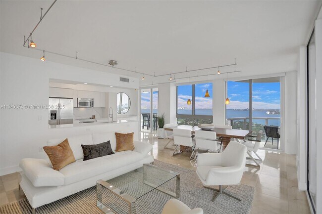 Foto del edificio - 6365 Collins Ave
