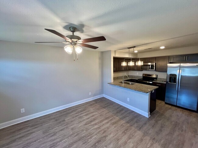 Foto del edificio - Gorgeous Townhome Available Now!