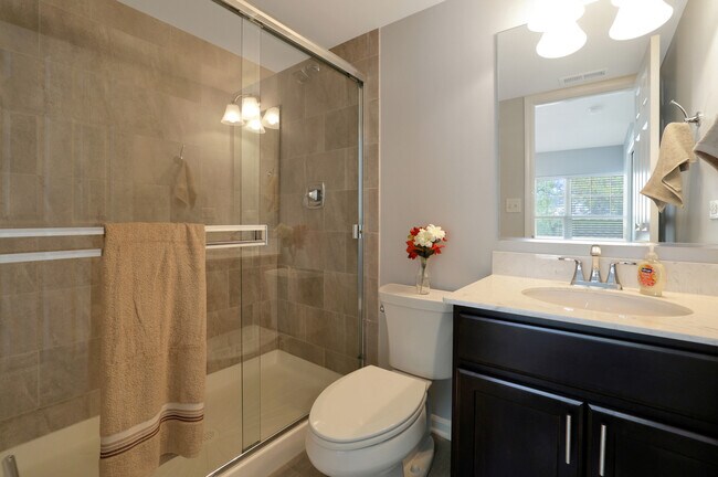 Foto del edificio - 130 Waterbury Cir