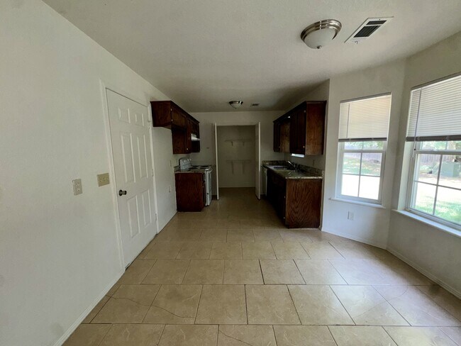 Building Photo - 128 Lanita Cir