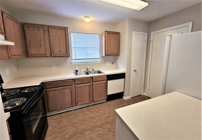 Foto del edificio - 16022 Old River Rd