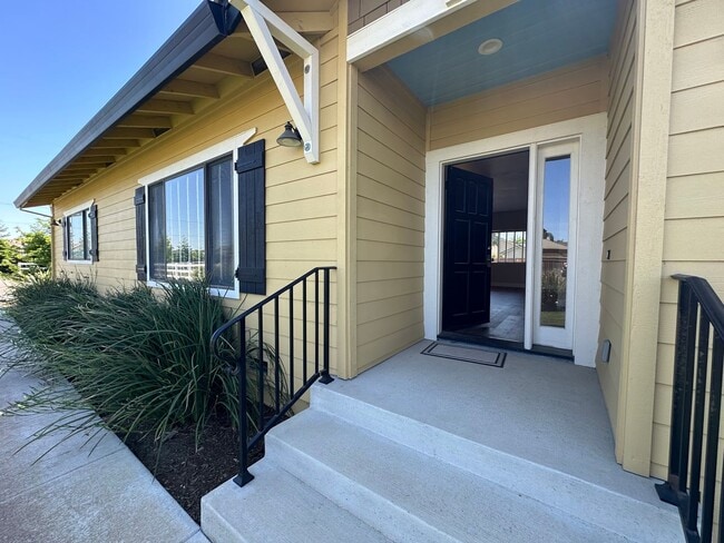 Building Photo - 4 Bedroom Home on Half Acre Lot