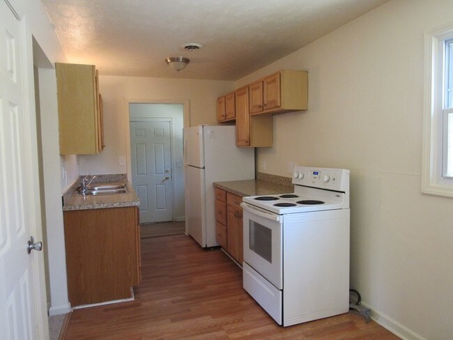 Building Photo - Charming Updated 2BD Cottage in Euclid!