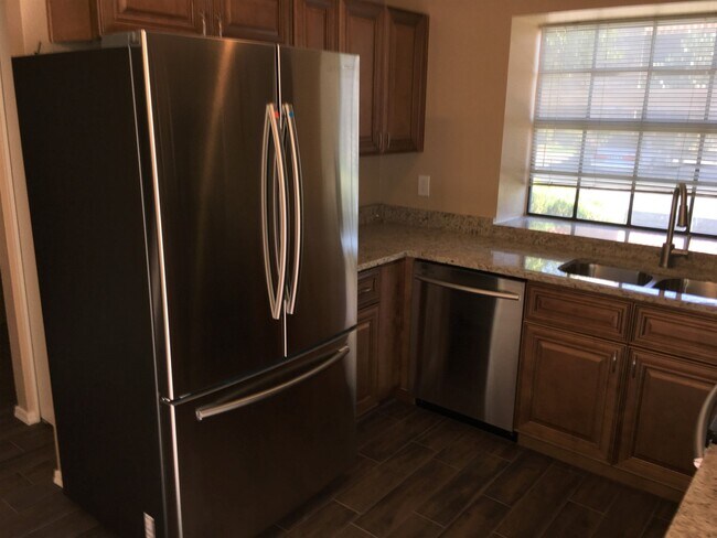 Foto del edificio - **MOVE-IN SPECIAL 50% OFF MOVE-IN MONTH!!!!** **BEAUTIFUL 3br/2ba TOWNHOME (ELLIOTT & ARIZONA AVE)**