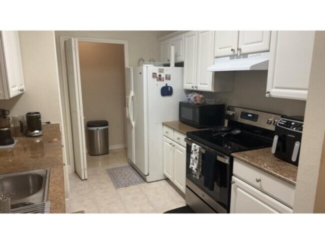 Building Photo - 2 bedroom 2 bathroom condo ONE CAR GARAGE