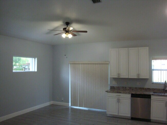 Foto del edificio - 317 Jennings Ave