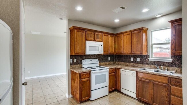 Building Photo - 1208 Boxwood Dr
